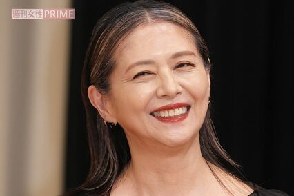 小泉今日子、武道館“還暦記念ライブで『憲法9条』朗読の演出&戦争反対の銀テープ、賛否渦巻く政治思想の是非