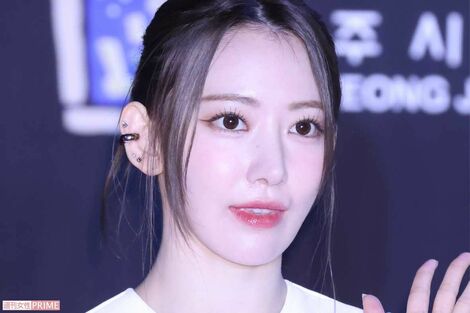 LE SSERAFIM・宮脇咲良の“超ミニ丈”ホットパンツ姿に「え、履き忘れてる!?」神スタイル披露でファン騒然