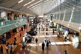 羽田空港「地べたにめっちゃ外国人」スリムクラブの真栄田が異様な光景を投稿、デ…