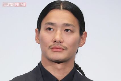 野村周平、ユニクロ“モデル美女”・石田夢実と熱愛報道!下半身強調の「過激すぎる三角水着」公開でネットざわつき