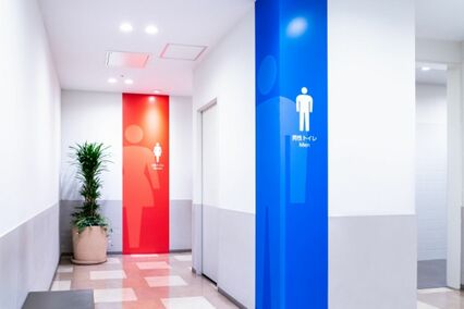女性トイレ「男性以上の便器数に」国交省案に批判噴出の一方「最適解やろ」注目が集まった“女性用小便器”