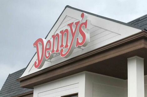 ファミレス『デニーズ』が“赤い新ロゴ”発表、気になる「店舗の“黄色いロゴ”の行方」広報に聞いた3つの意味